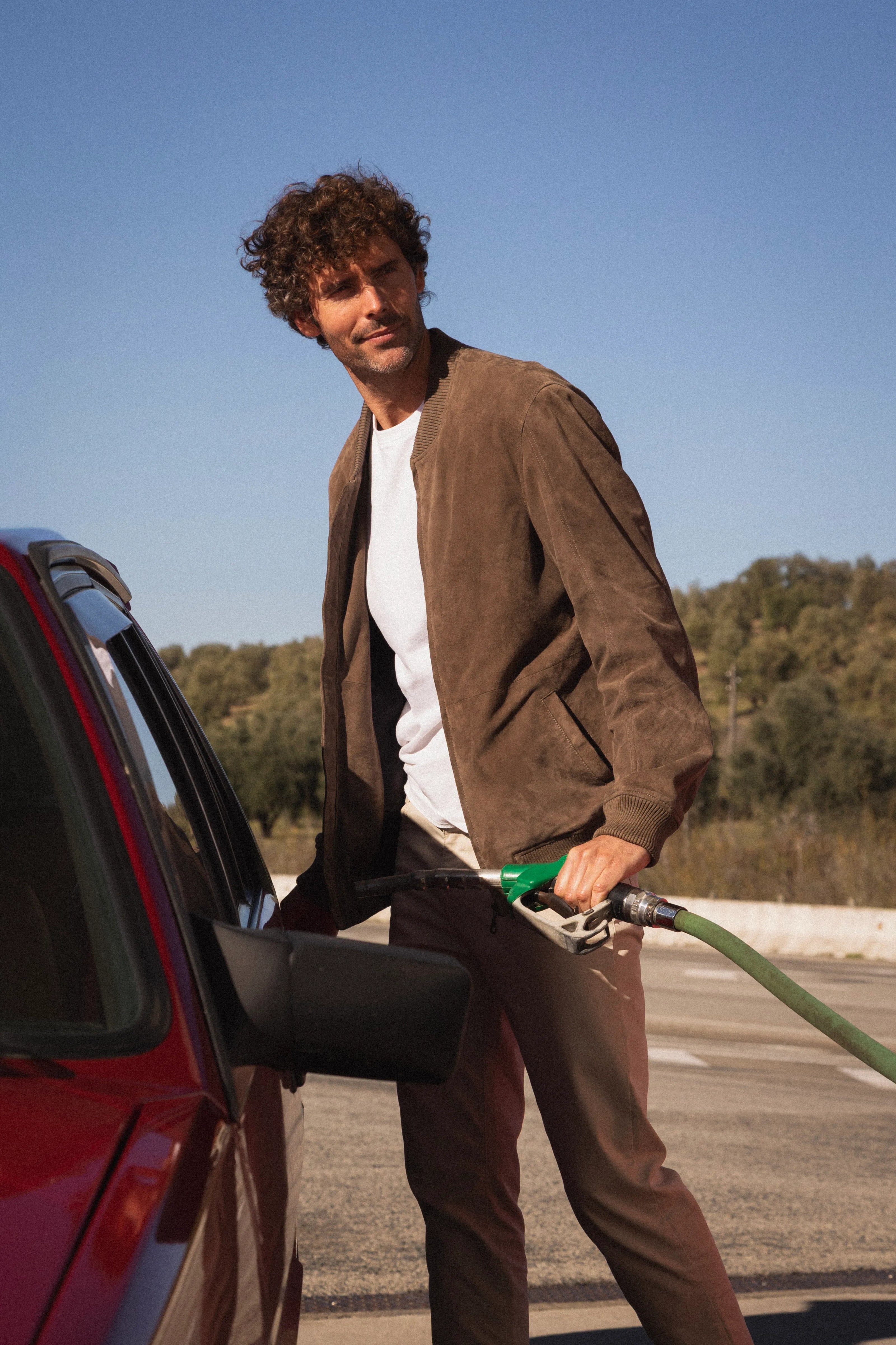 Modelo con Cazadora Ante Topo de la colección The Roadtrip SS26.
